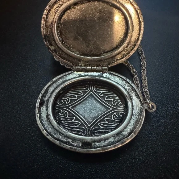 Vintage Large Locket Necklace 2.5 inches long - Picture 4 of 7